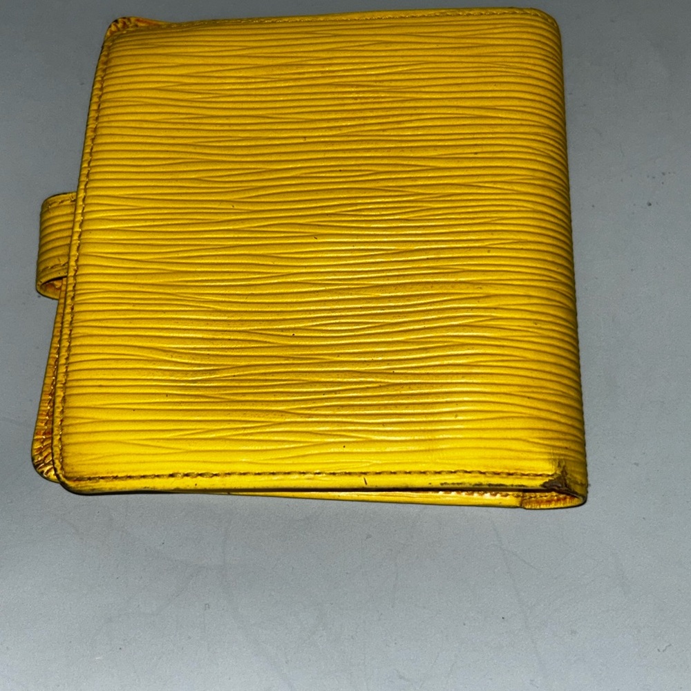 Pre loved Louis Vuitton epi wallet - Picture 3 of 8